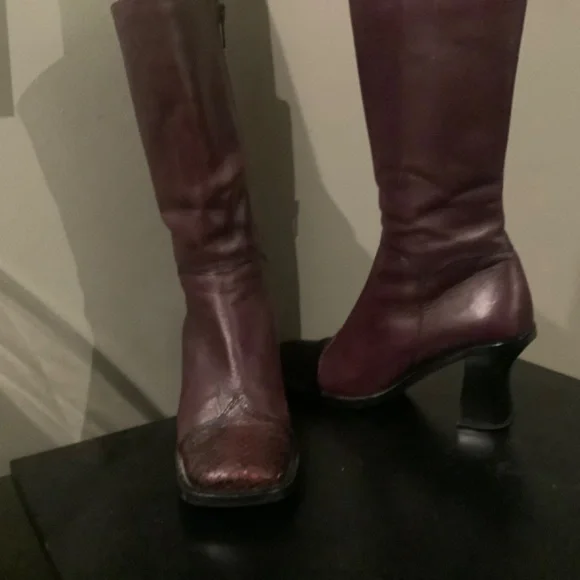 Boots - Picture 2 of 4